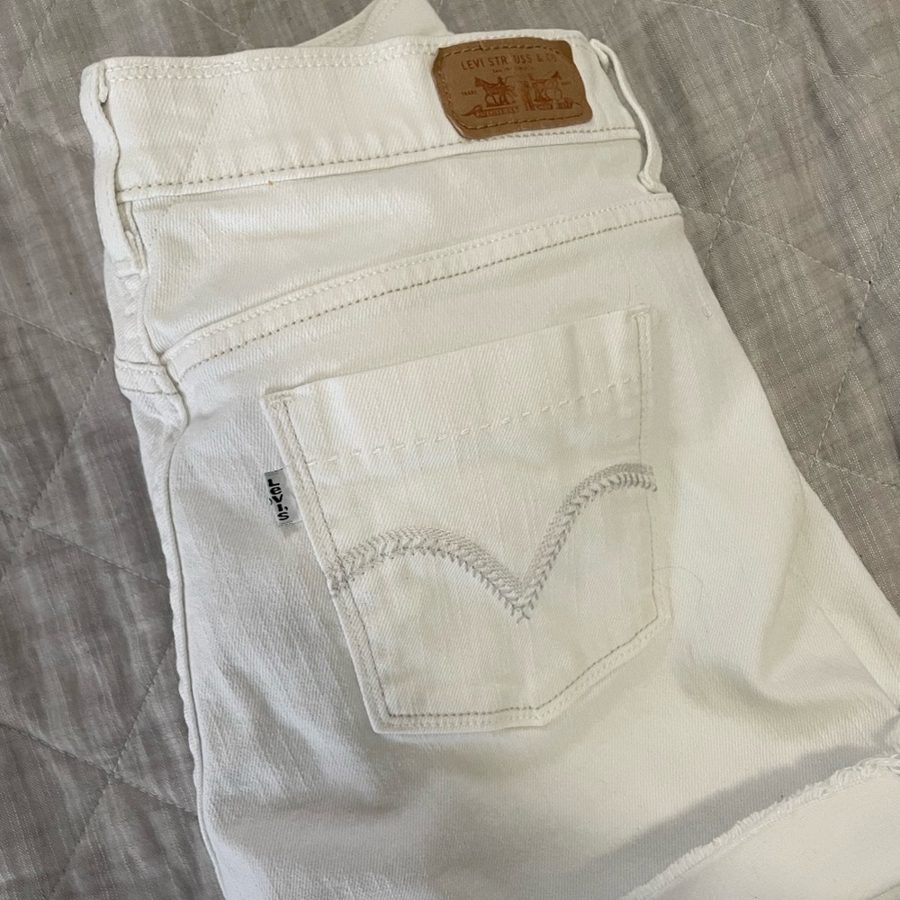 LEVIS WOMENS WHITE SUMMER SHORTS SIZE 8